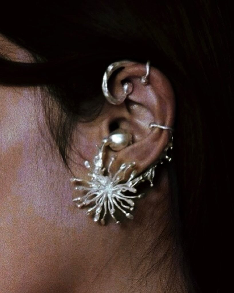 Poppy earcuff