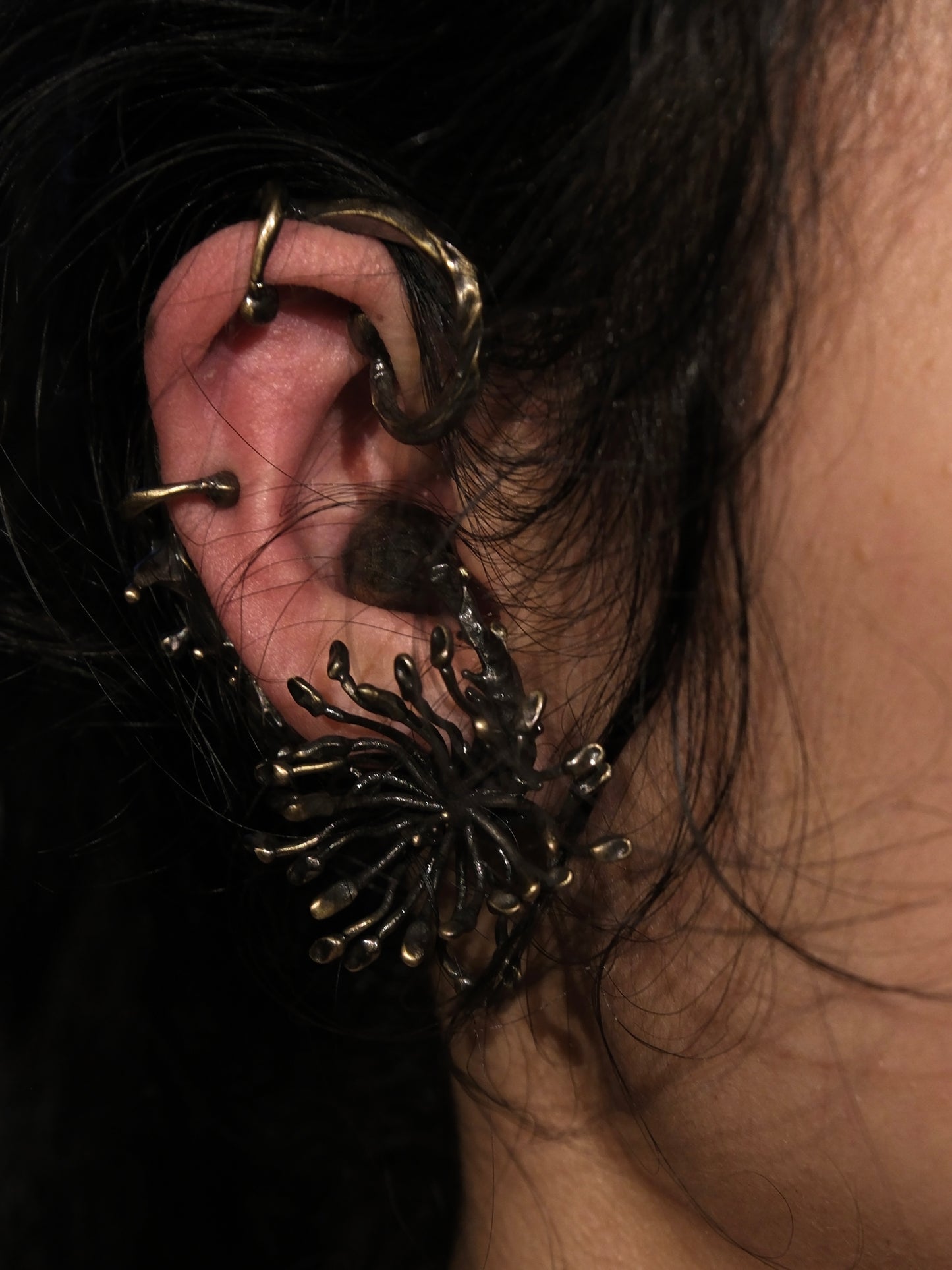 Poppy earcuff
